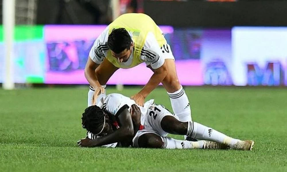 Τουρκία: "Πάγωσαν" στη Μπεσίκτας μετά από πτώση ποδοσφαιριστή (εικόνες-βίντεο)